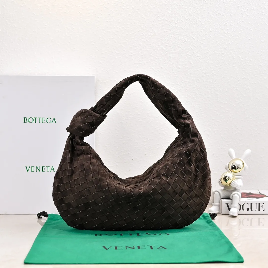 Batch 1960 #BV 𝗝𝗢𝗗𝗜𝗘# Street style’s new favorite fashionable large size 𝙟𝙤𝙙𝙞𝙚 It’s coming, it’s coming, it’s really coming! I have always thought that knitted BV is old-fashioned, until I met it - 𝙟𝙤𝙙𝙞𝙚, I realized that the original classic knitting elements and the new knot element design can be so fashionable! I have to admire Daniel Lee’s design talent! Large capacity to meet daily needs! Fashionable and versatile, it’s perfect for concave shapes, take it out to hit the streets! Size: 48*40*16 Style number: 6698